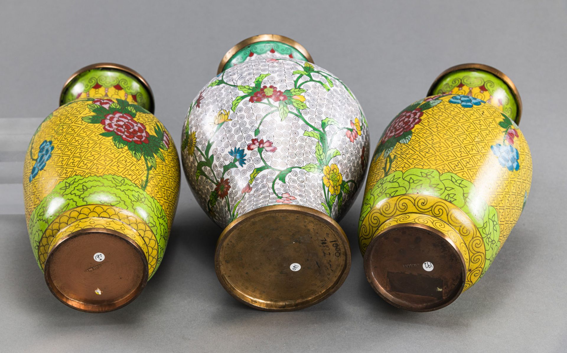 A GROUP OF CLOISONNÉ VASES AND OTHER WORKS OF ART - Image 4 of 4