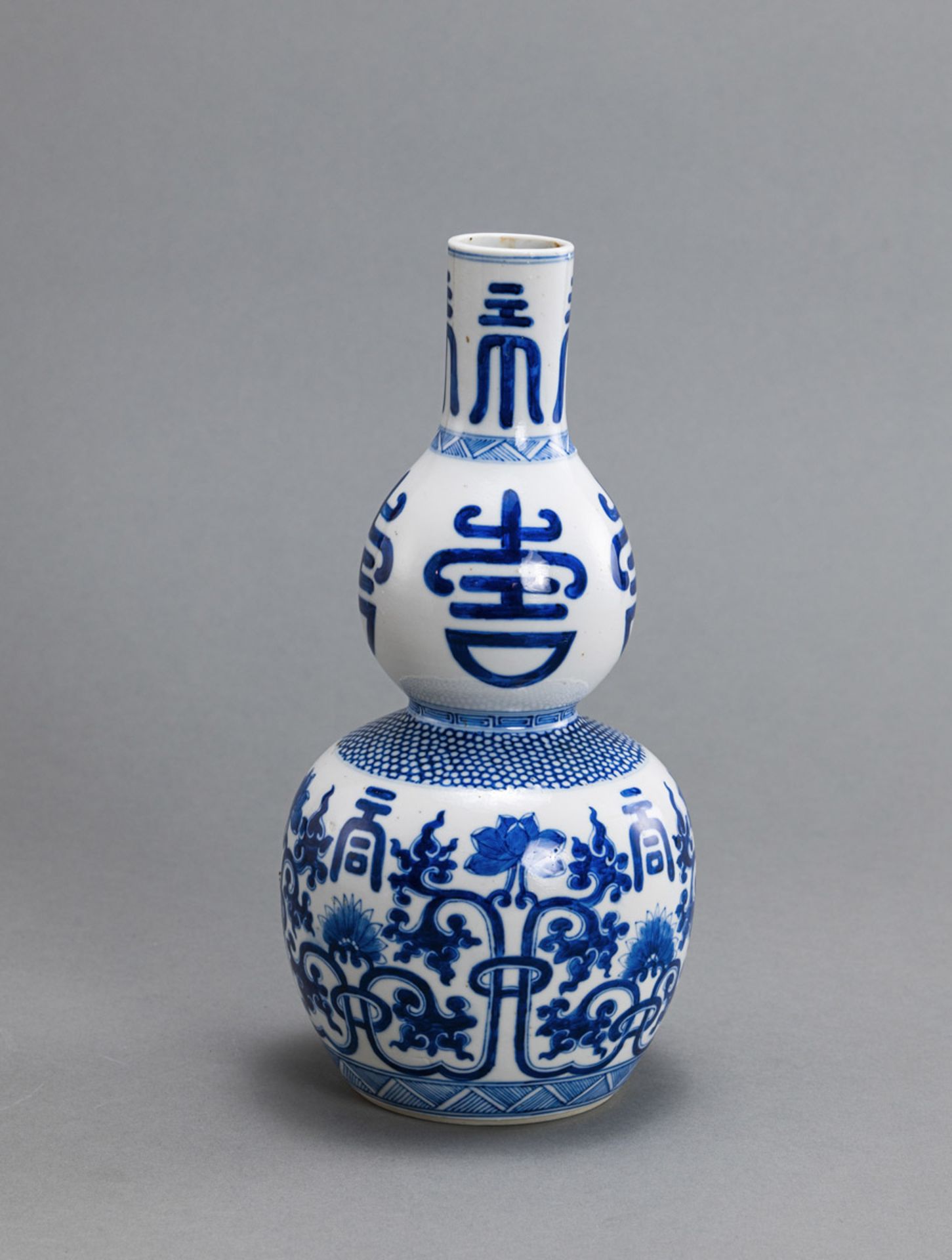 A BLUE AND WHITE DOUBLE-GOURD PORCELAIN LOTUS AND 'SHOU' VASE - Image 2 of 4