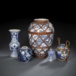 Fünf Vasen aus Porzellan mit unterglaurblauem Dekor, davon eine mit Deckel und zwei mit Bambusgefle