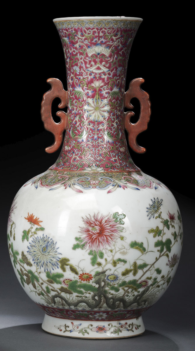 A FINELY PAINTED 'FAMILLE ROSE' VASE WITH CHRYSANTHEMUM AND LOTUS