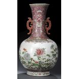 Feine 'Famille rose'-Vase mit Chrysanthemendekor neben Lotos und Blattwerk, zwei Henkel
