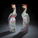 Polychrom dekoriertes Paar Phönixe auf Pfingstrosen stehend aus Porzellan von Jin Yunyan (1904-1986