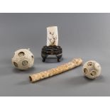 Pinselbecher aus Elfenbein mit Shibayama-Einlagen, ein Schwertgriff und zwei Wunderkugeln