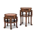 Zwei fast runde Tische aus Hartholz mit eingelegter Marmorplatte, geschnitzt mit Pflaumenblüten und