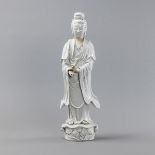 'Dehua'-Figur des Guanyin auf Lotossockel stehend