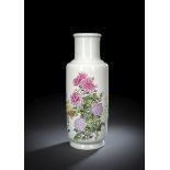 Große zylindrische Vase mit 'Famille rose'-Dekor von Chrysanthemen um die Wandung