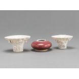 Zwei Dehua-Porzellan-Becher mit Relief-Dekoration und ein Pinselwascher mit Peachbloom-Glasur