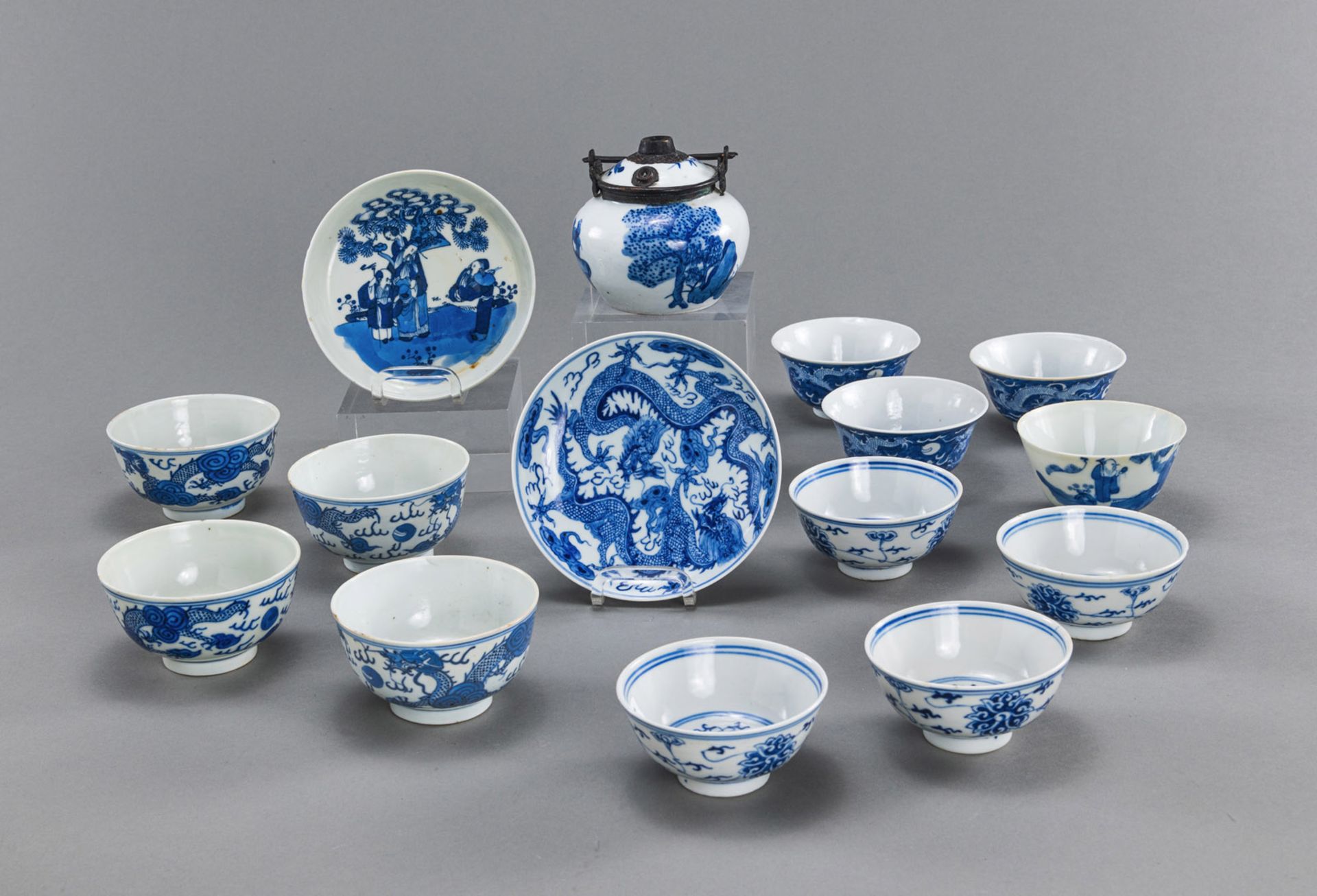 A GROUP OF 15 BLUE AND WHITE PORCELAIN BOWLS AND DISHES
