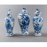 Drei Deckelvasen aus Porzellan mit blau-weißem Figurendekor