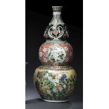 Kalebassenvase aus Porzellan mit 'Famille verte'-Dekor von Szenen, Blüten und Vögeln