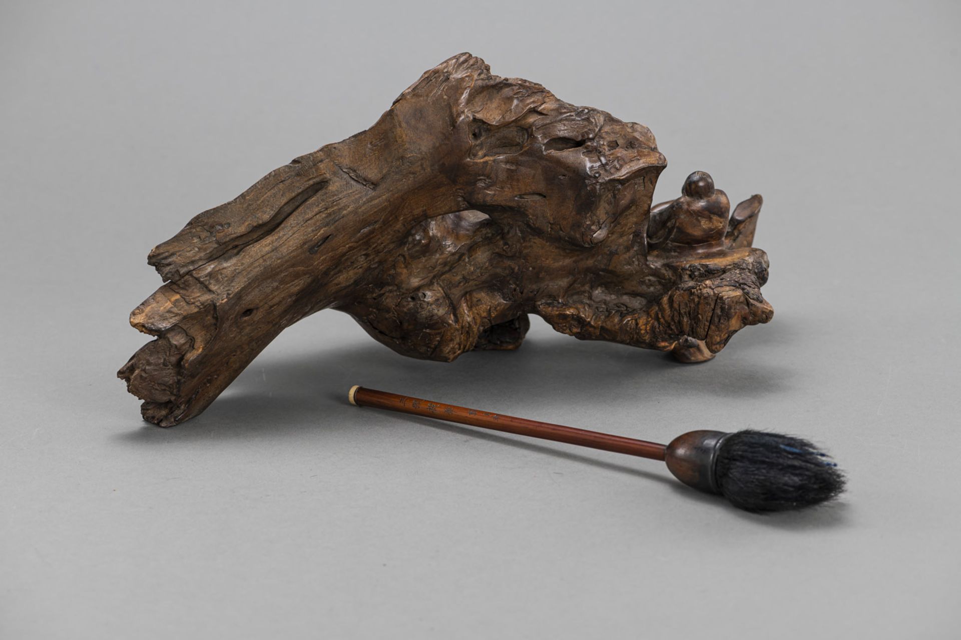 A CARVED WOOD BRUSH HOLDER SHOWING A SCHOLAR IN THE GARDEN, AND A BRUSH - Image 3 of 3