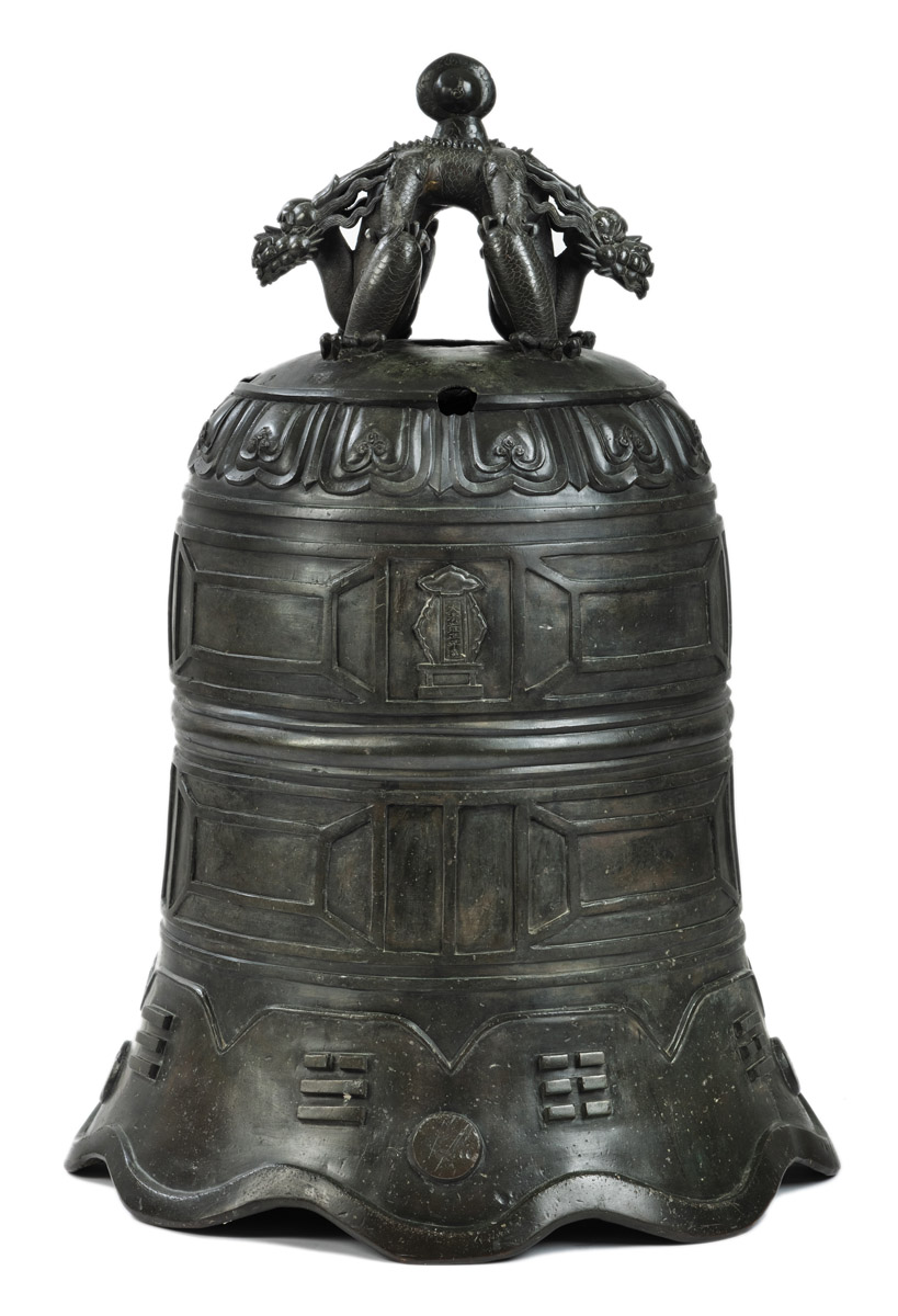 A VERY RARE AND IMPORTANT LARGE BRONZE BELL - Image 2 of 27