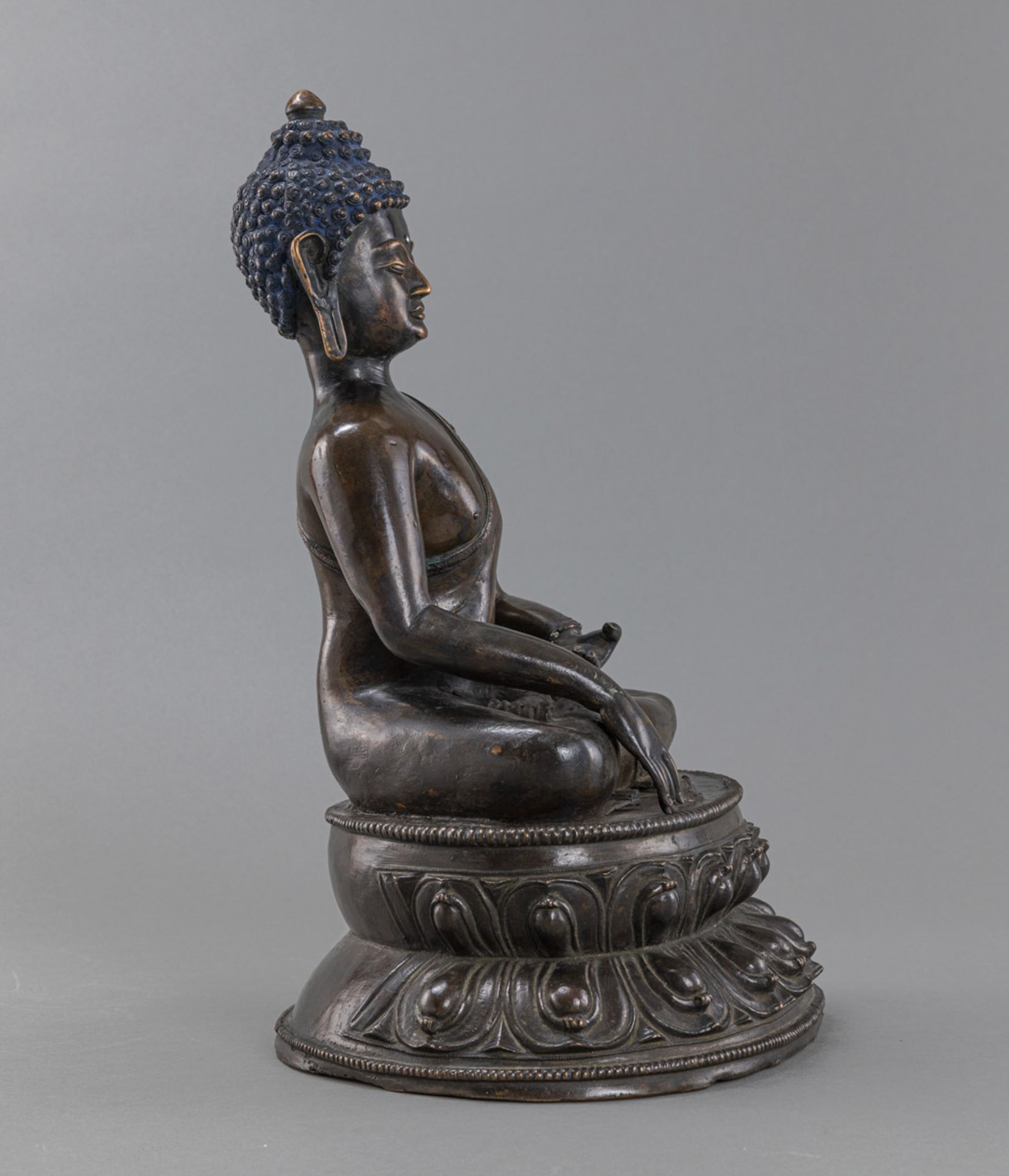 A BRONZE FIGURE OF BUDDHA SHAKYAMUNI - Image 2 of 4