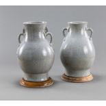 Paar Balustervasen im Stil der 'Ge'-Ware mit 'Chilong'-Henkeln