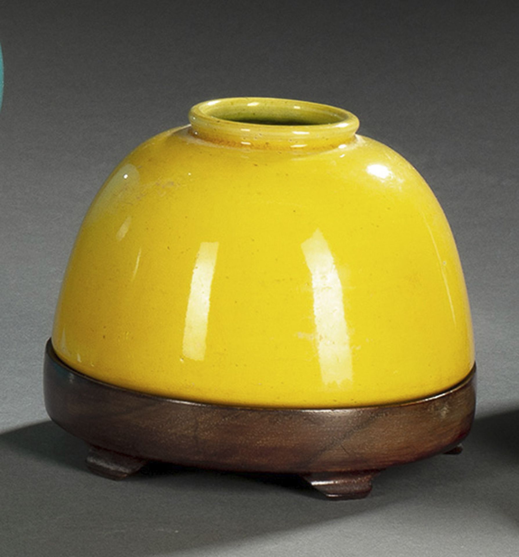 A YELLOW-GLAZED BISCUIT PORCELAIN BRUSHWASHER ON A WOOD STAND