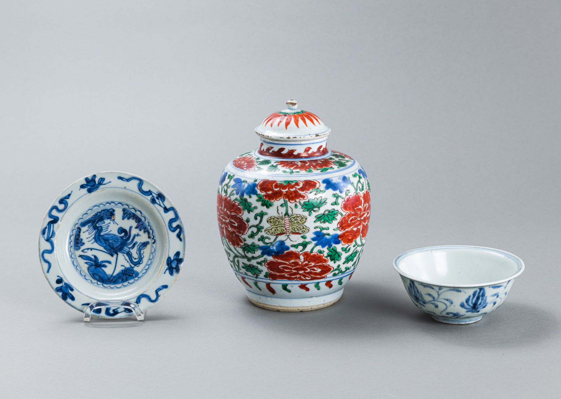 AN 'WUCAI' BUTTERFLY VASE AND COVER WITH A BLUE AND WHITE BOWL AND SAUCER