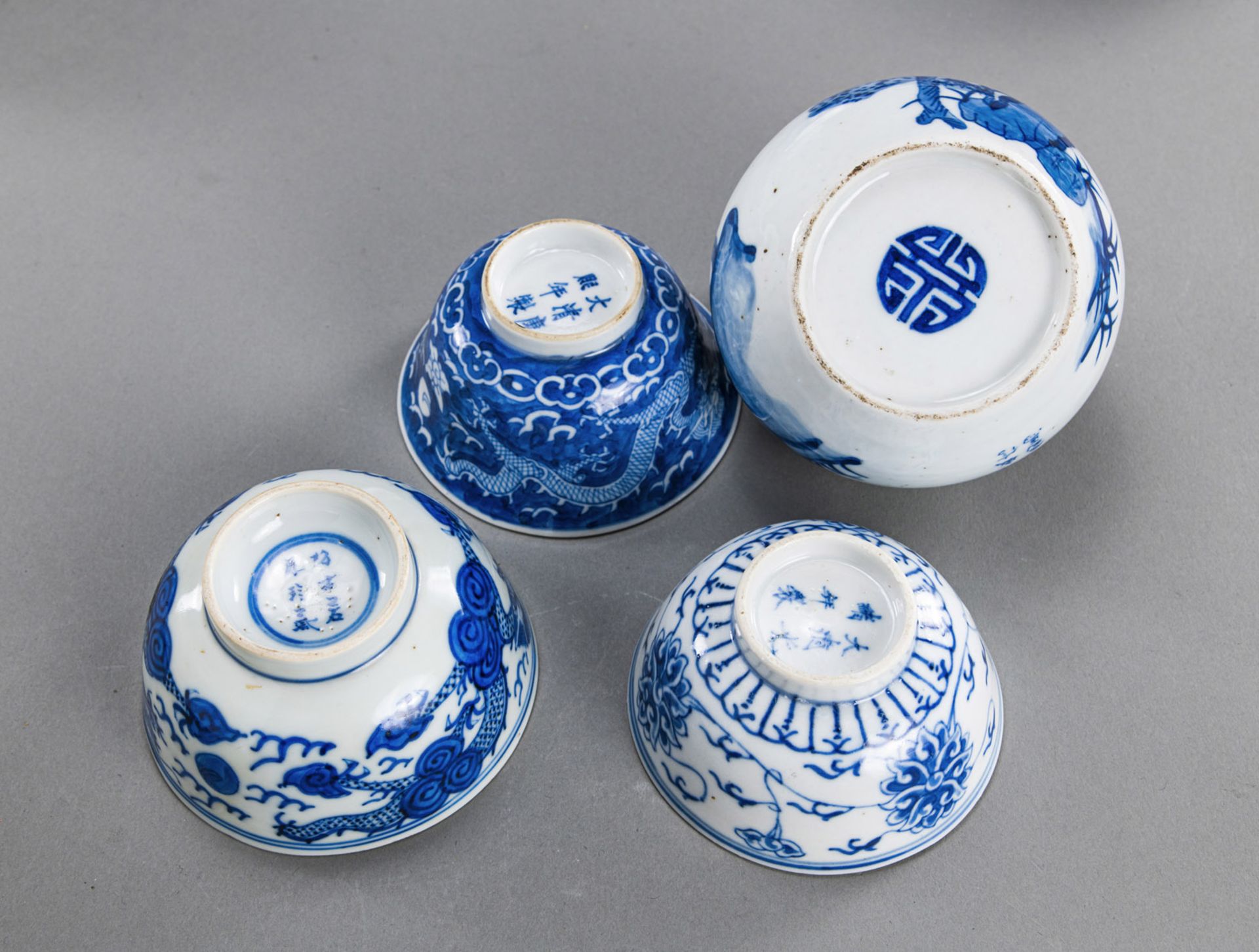 A GROUP OF 15 BLUE AND WHITE PORCELAIN BOWLS AND DISHES - Image 4 of 4