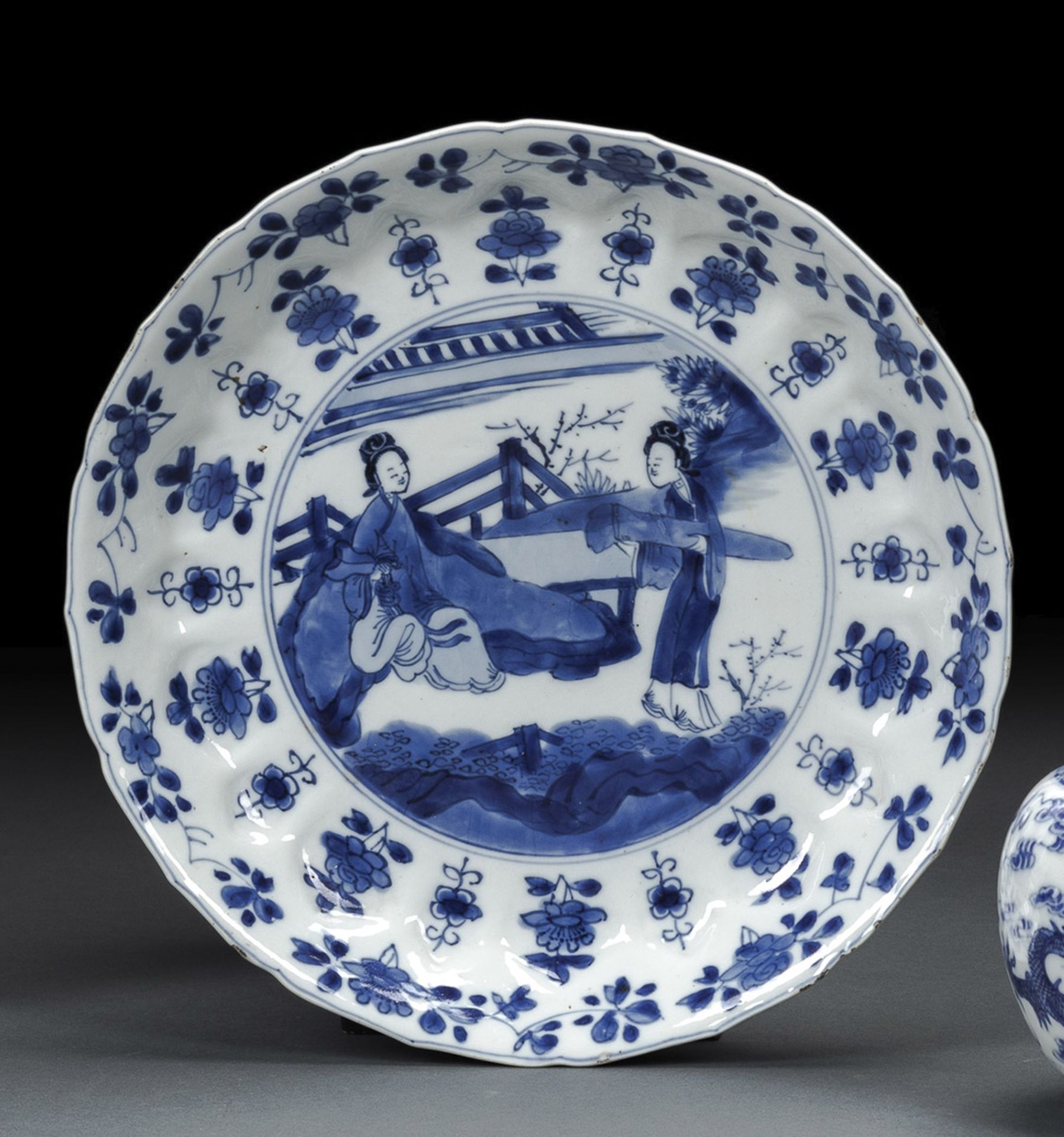 A BLUE AND WHITE BLOSSOM-SHAPED PORCELAIN DISH