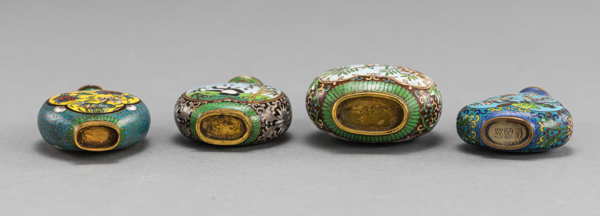 FOUR CLOISONNÉ SNUFFBOTTLES WITH DEPICTIONS OF FLOWERS AND ANIMALS - Image 3 of 3