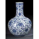 Flaschenvase 'tianqiuping' mit blau-weißem Lotosdekor