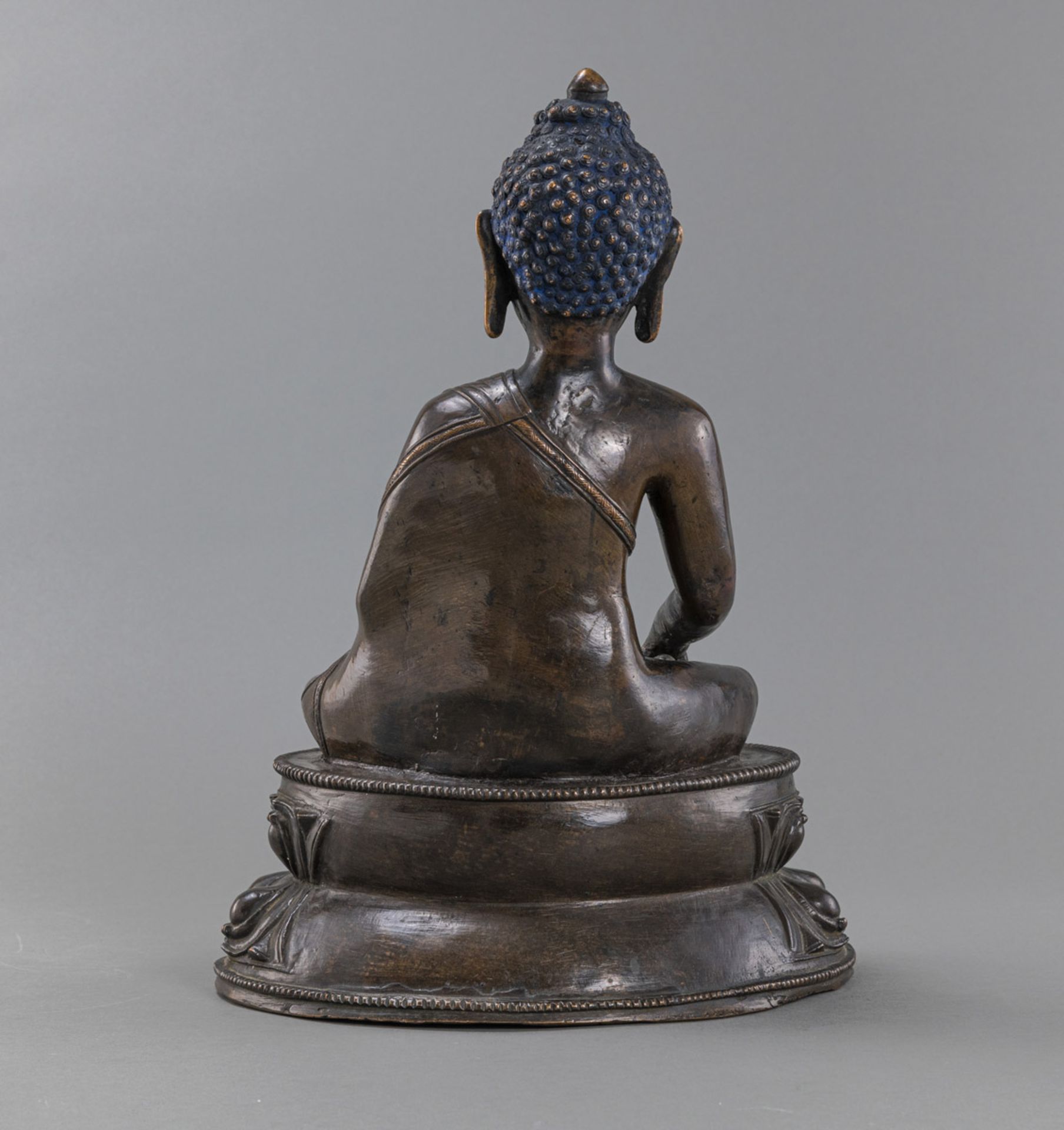 A BRONZE FIGURE OF BUDDHA SHAKYAMUNI - Image 3 of 4