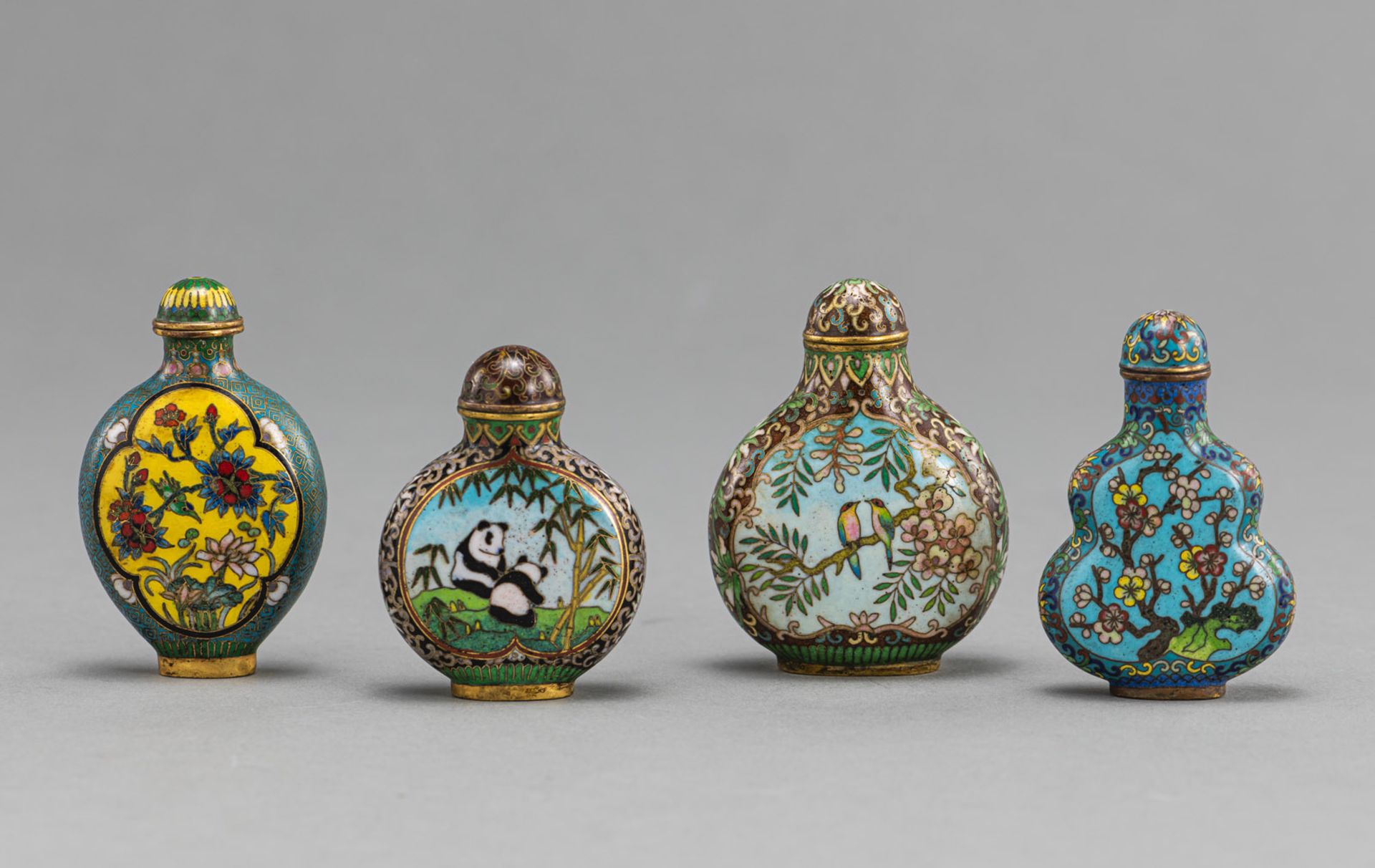 FOUR CLOISONNÉ SNUFFBOTTLES WITH DEPICTIONS OF FLOWERS AND ANIMALS - Image 2 of 3