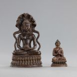 Zwei Bronzefiguren des Buddha Mucalinda und Shakyamuni