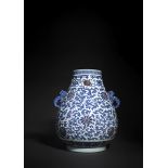 Unterglasurblau und kupferrot glasierte Vase in 'hu'-Form mit Lotusdekor und Rankwerk neben buddhis