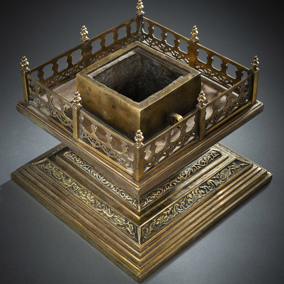 AN EXTREMELAY RARE IMPERIAL PAVILION SHAPED INCENSE BURNER 'XIANTONG' - Image 10 of 11
