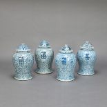 Vier unterglasurblaue Deckelvasen mit 'shuangxi'- und Rankwerkdekor