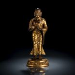 Partiell feuervergoldete Bronze eines stehenden Luohan mit Almosenschale