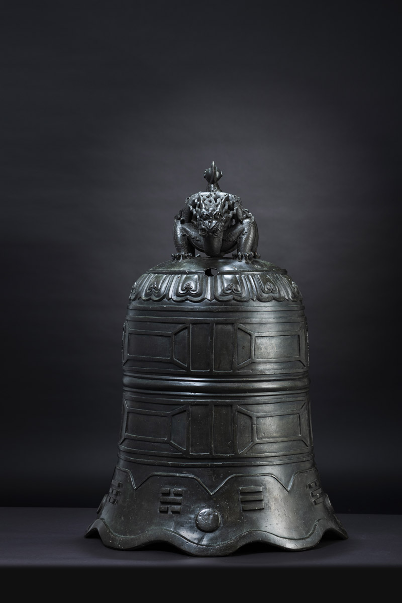 A VERY RARE AND IMPORTANT LARGE BRONZE BELL - Image 18 of 27