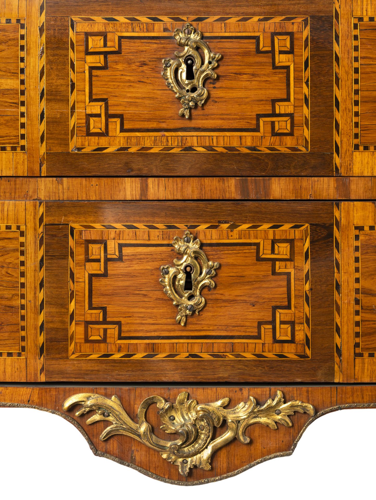 A FRENCH TRANSITIONAL STYLE ORMOLU MOUNTED KINGWOOD AMARANTH AND FRUITWOOD MARQUETRY COMMODE - Image 5 of 9