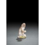 Miniaturmodell eines sitzenden Affen