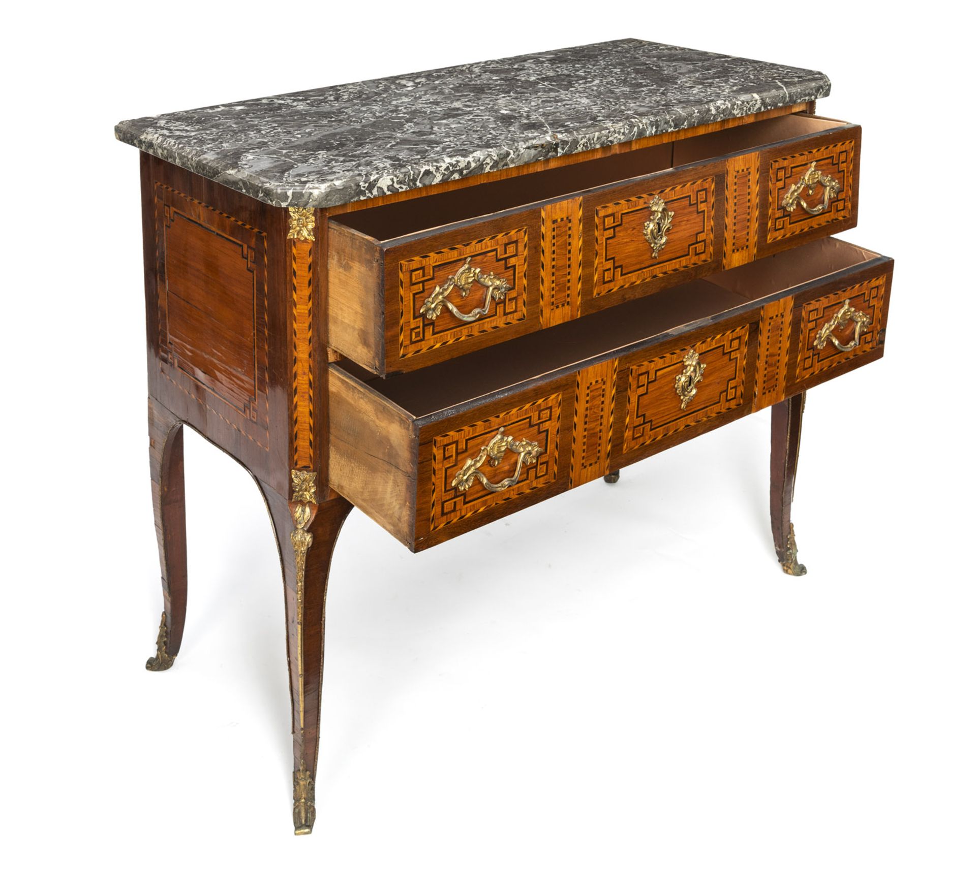 A FRENCH TRANSITIONAL STYLE ORMOLU MOUNTED KINGWOOD AMARANTH AND FRUITWOOD MARQUETRY COMMODE - Image 4 of 9