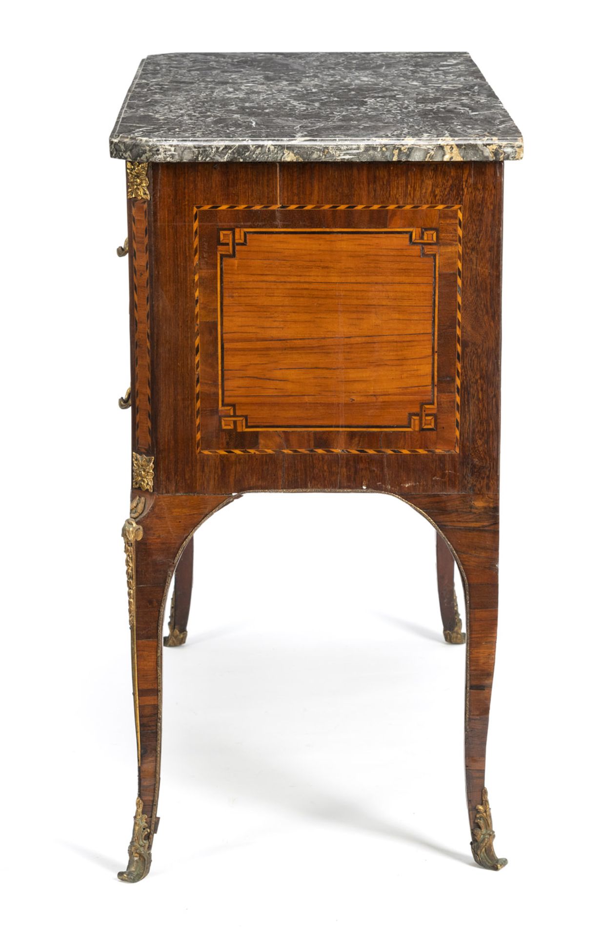 A FRENCH TRANSITIONAL STYLE ORMOLU MOUNTED KINGWOOD AMARANTH AND FRUITWOOD MARQUETRY COMMODE - Image 9 of 9