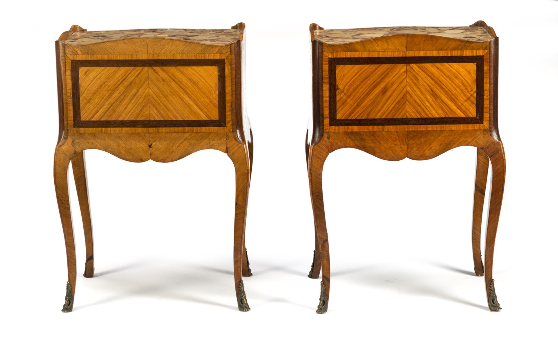 A PAIR OF FRENCH LOUIS-XV-STYLE ORMOLU MOUNTED TULIPWOOD AND AMARANTH OCCATIONAL TABLES - Image 5 of 9