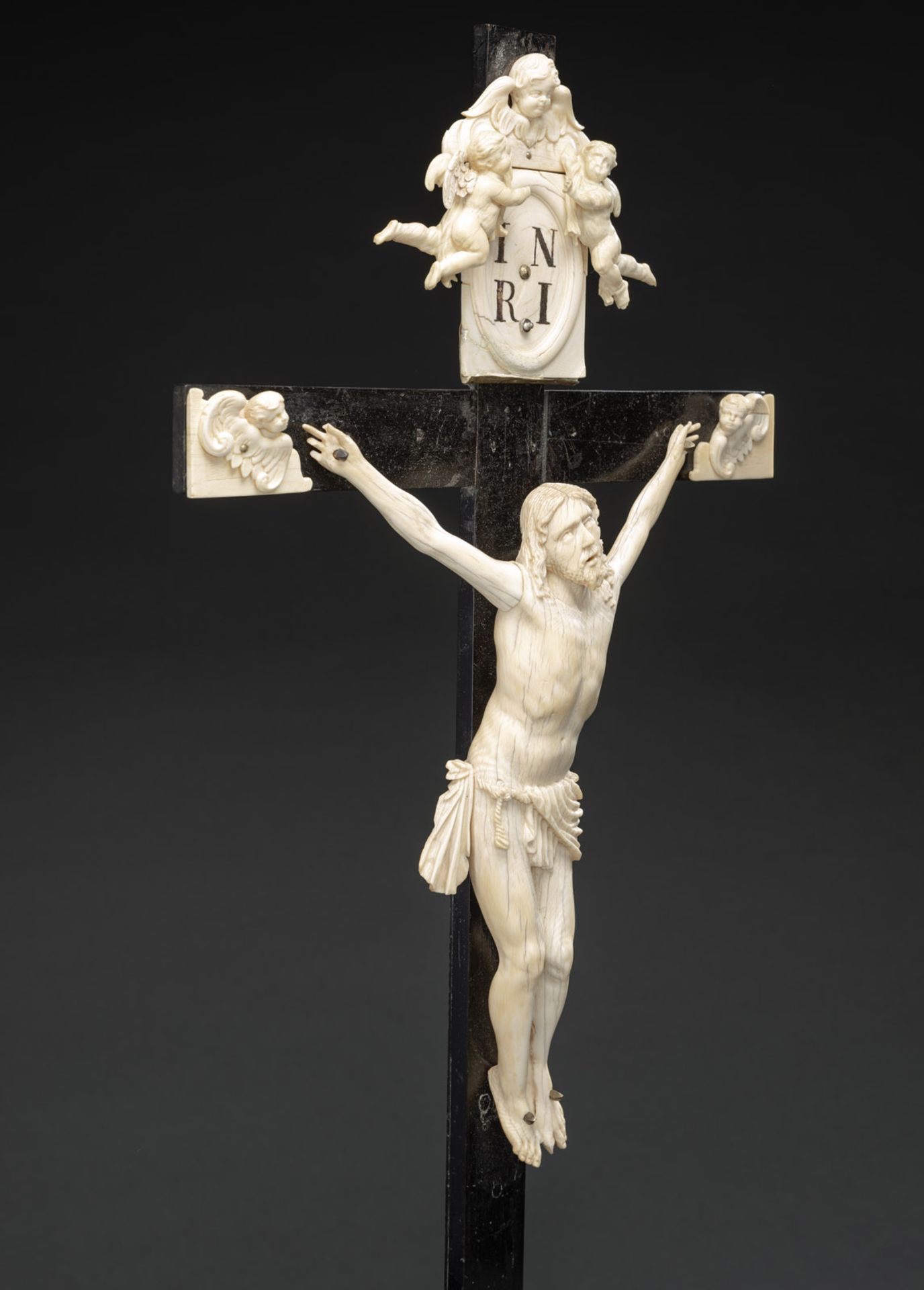 AN IVORY AND EBONIZED WOOD CRUCIFIX - Image 4 of 5