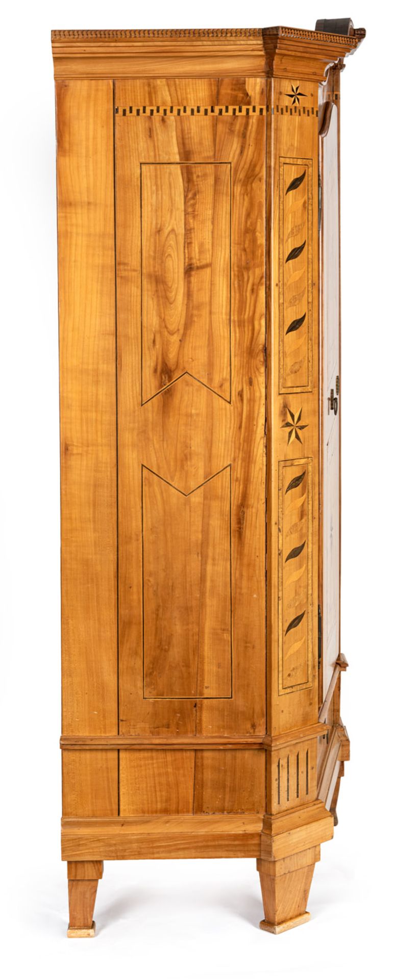 A CHERRYWOOD MAPLE MOOR OAK AND OTHERS "BODENSEE" CUPBOARD - Image 5 of 7