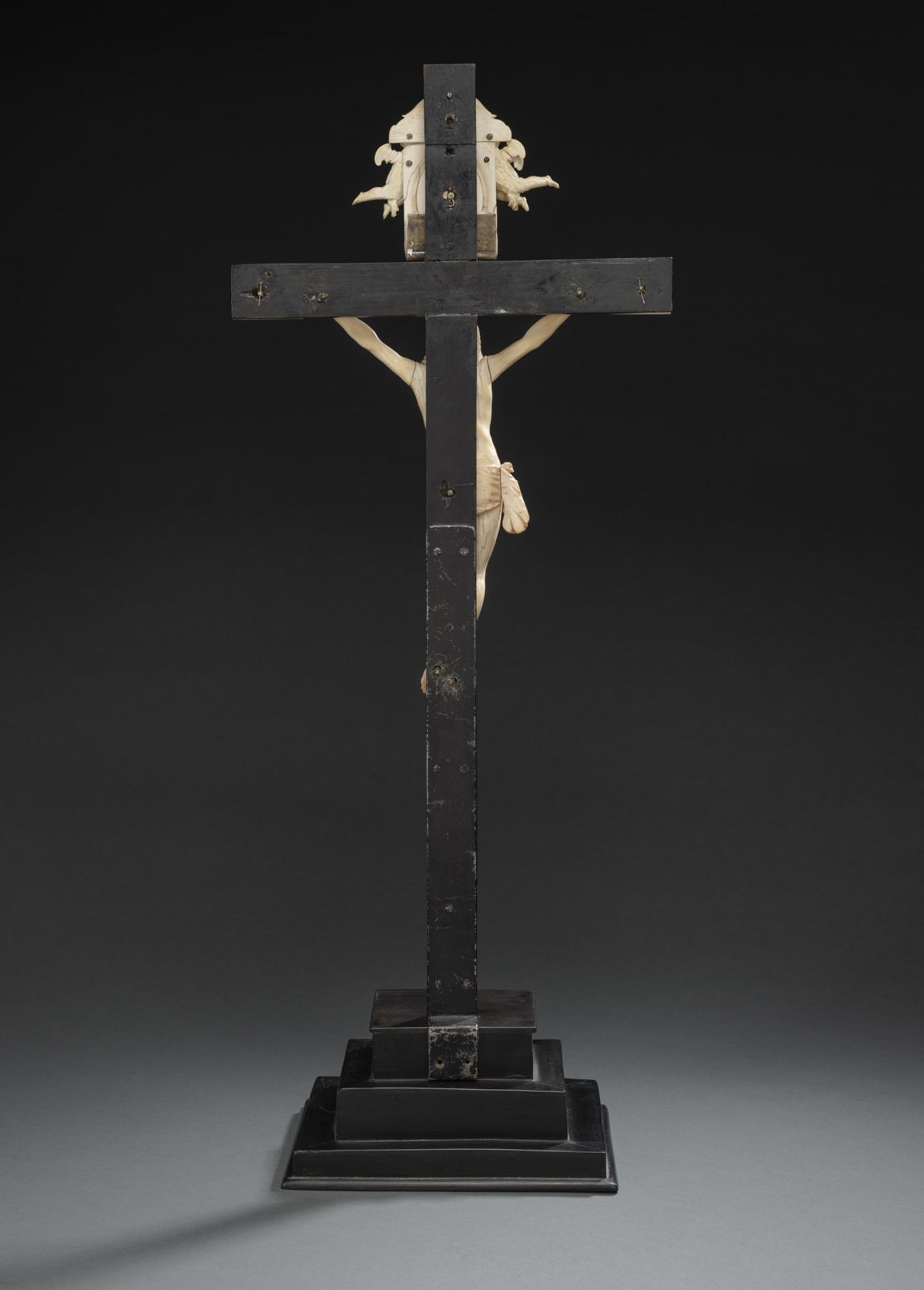 AN IVORY AND EBONIZED WOOD CRUCIFIX - Image 2 of 5