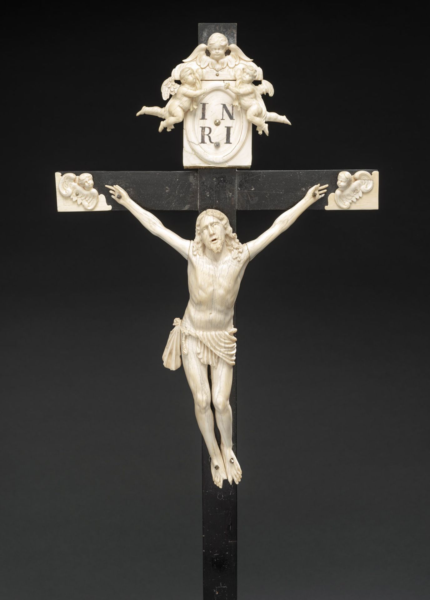 AN IVORY AND EBONIZED WOOD CRUCIFIX - Image 3 of 5