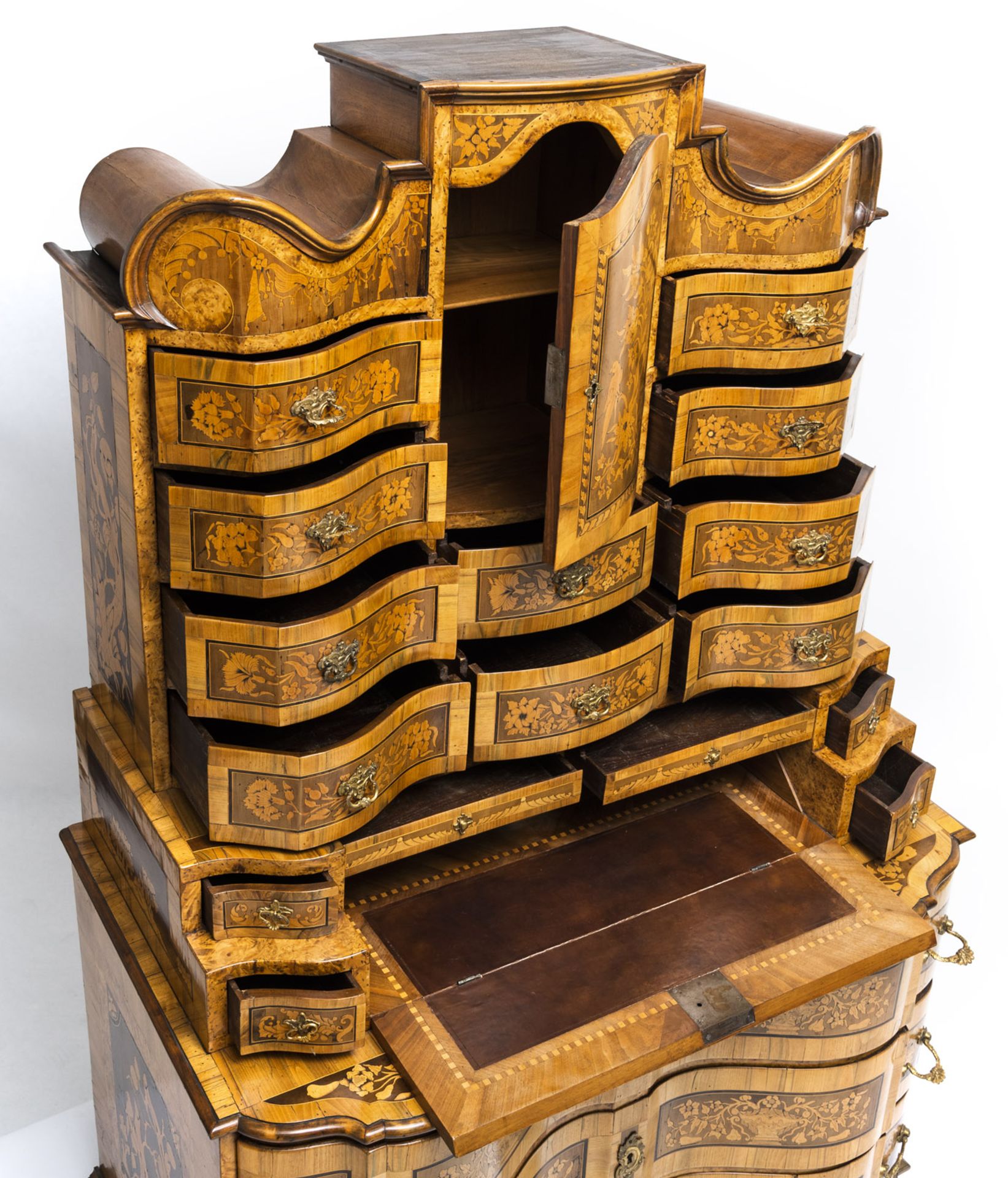 A FINE BRASS MOUNTED WALNUT BOG OAK AND ROOTWOOD BUREAU CABINET - Image 9 of 13