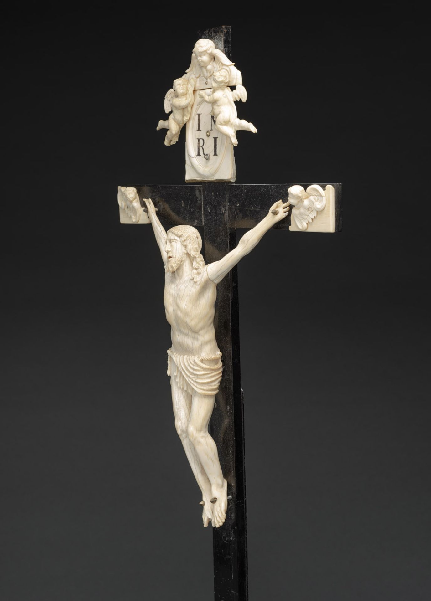 AN IVORY AND EBONIZED WOOD CRUCIFIX - Image 5 of 5