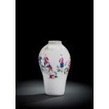 Glas-Balustervase mit Chinoiserie-Dekor