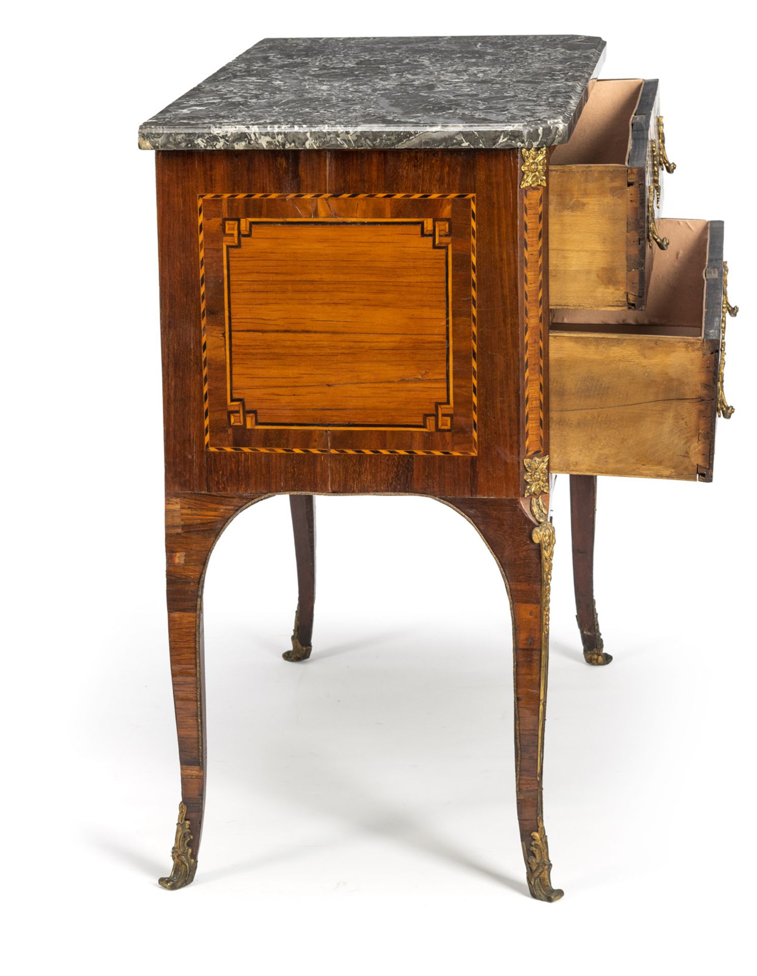 A FRENCH TRANSITIONAL STYLE ORMOLU MOUNTED KINGWOOD AMARANTH AND FRUITWOOD MARQUETRY COMMODE - Image 7 of 9