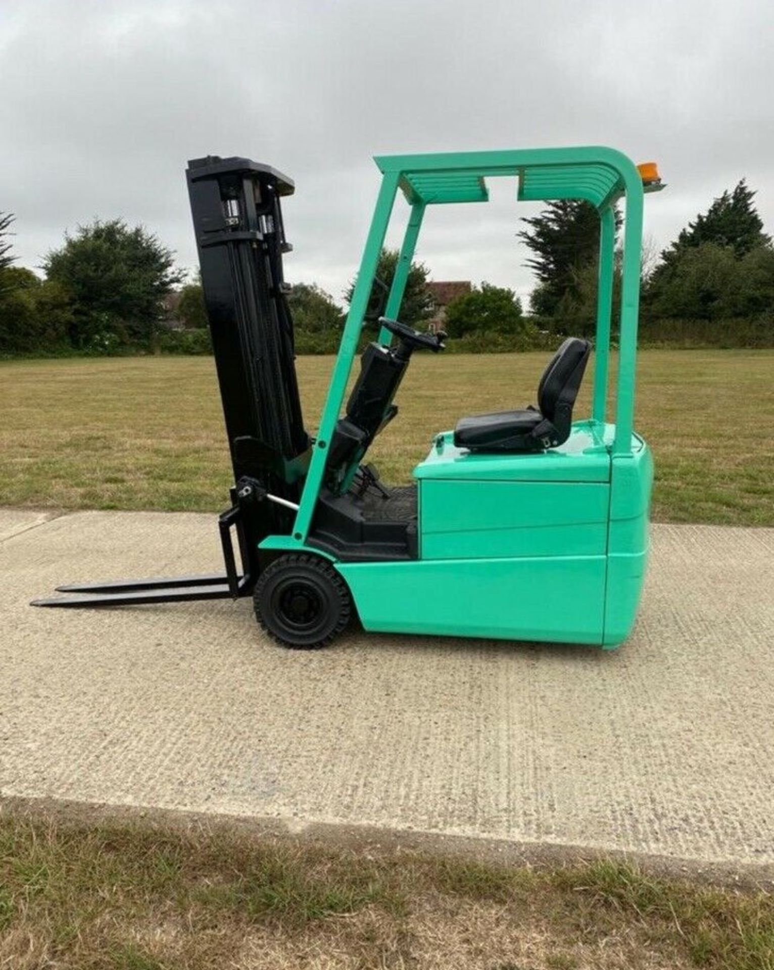 Mitsubishi 1.6 Tonne Electric forklift truck Low Hours - Image 2 of 4