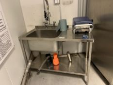 Stainless steel sink with hose tap