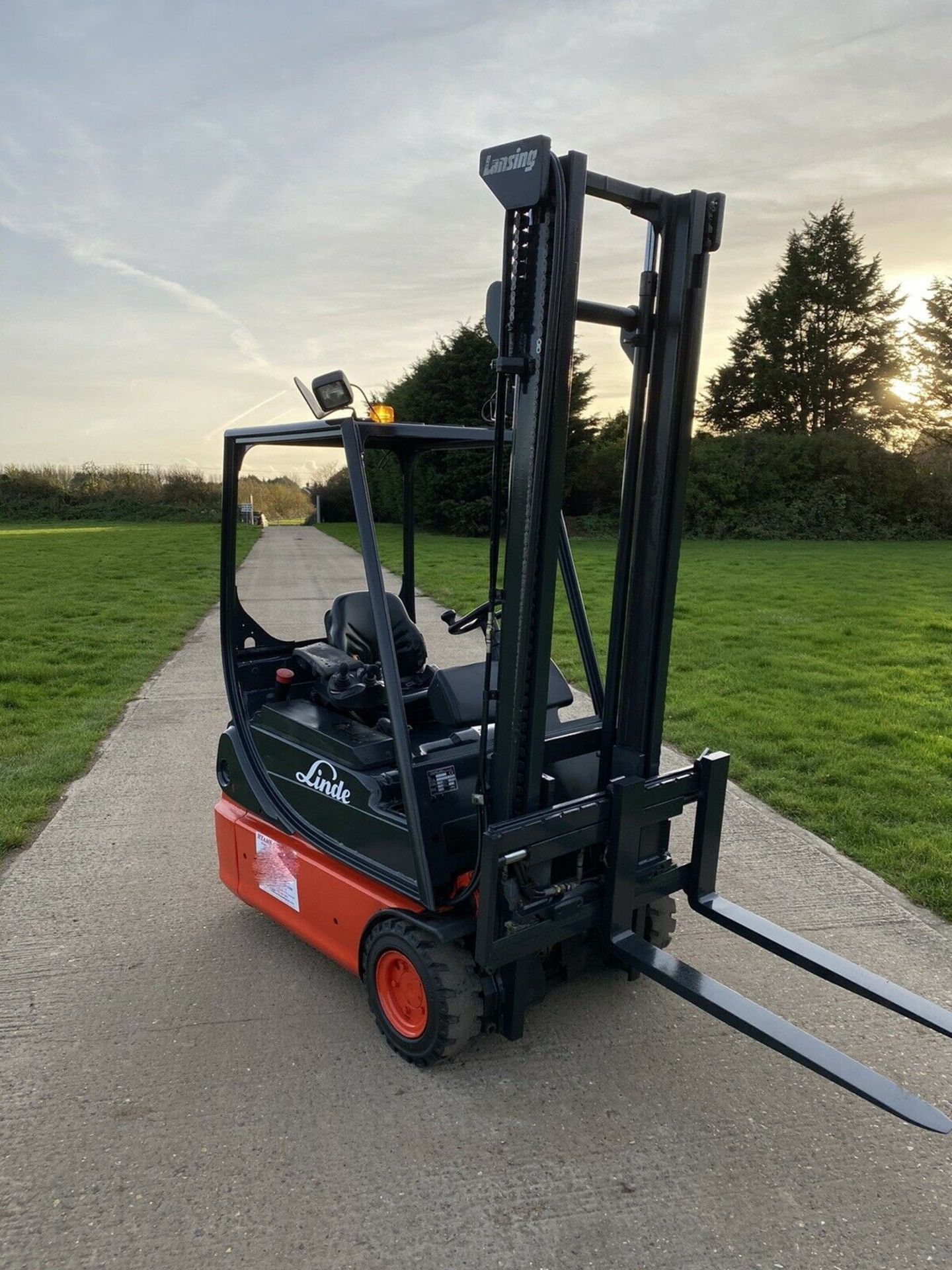 Linde forklift truck. 1.4 Tonne lift - Image 3 of 3