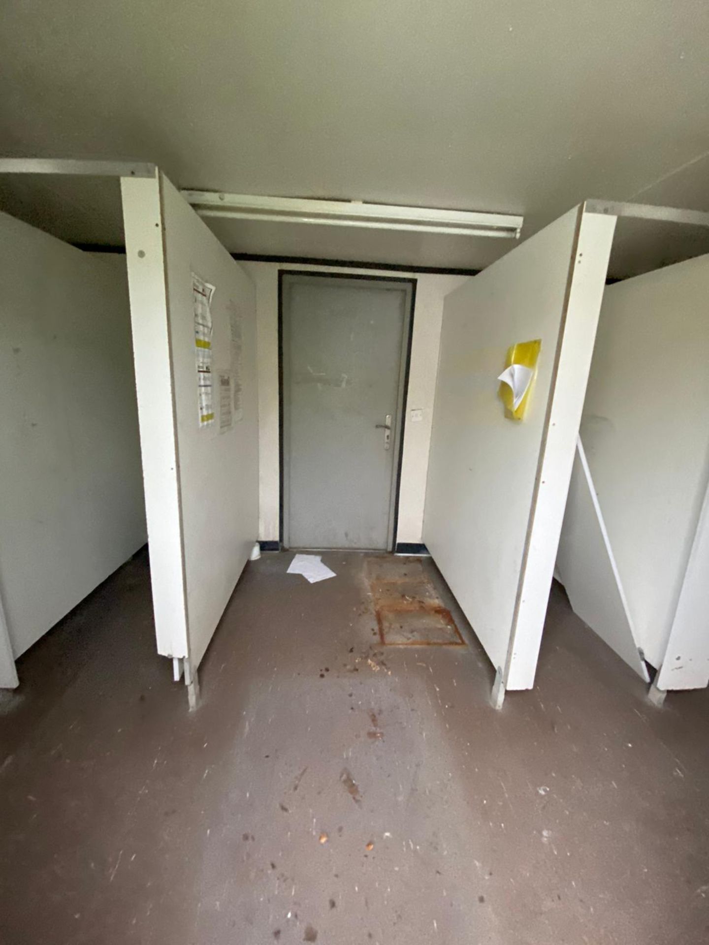 32ft 6 + 1 male and female toilet block - Image 4 of 17