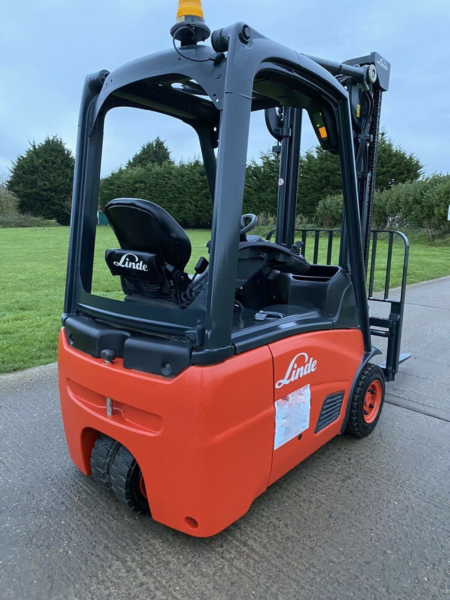 Linde forklift truck. 1.4 Tonne lift - Image 2 of 3